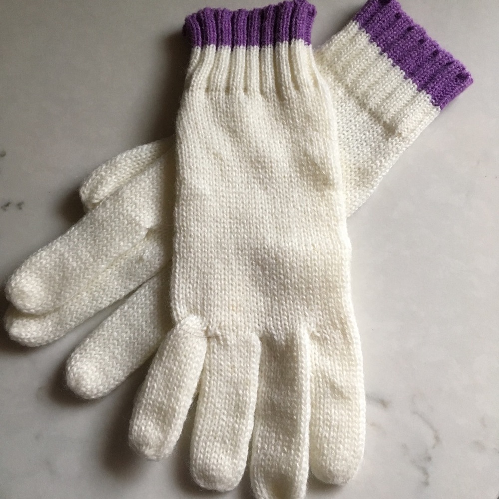 Lands End girls gloves. Never worn. Very soft. L